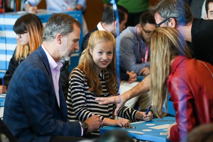 Mucha curiosidad y risas con su padre: la princesa Leonor descubre los secretos del emprendimiento