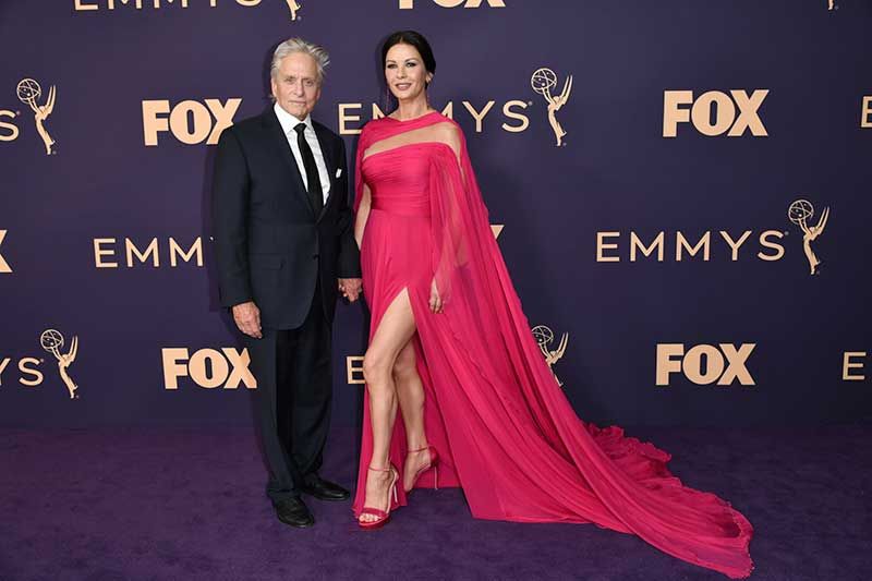 Catherine Zeta Jones y Michael Douglas en la alfombra roja de los Premios Emmy 