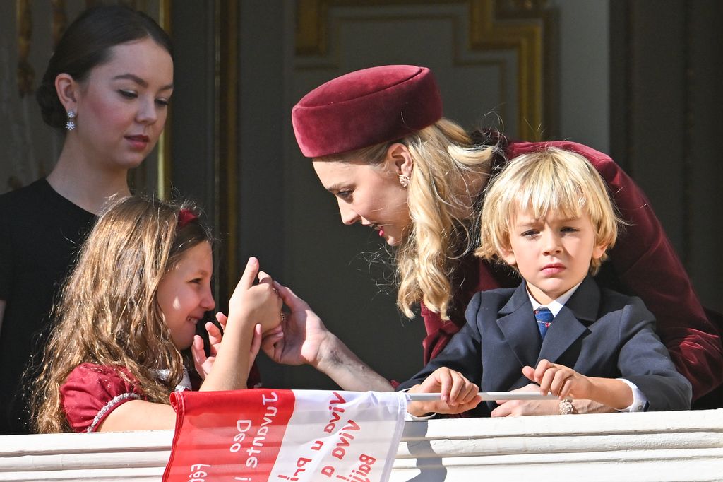 Día Nacional de Mónaco 2023: Alexandra de Hannover con su sobrina India Casiraghi que juega con Beatrice Borromeo, el niño es Stefano Casiraghi, hijo de Pierre Casiraghi y Beatrice