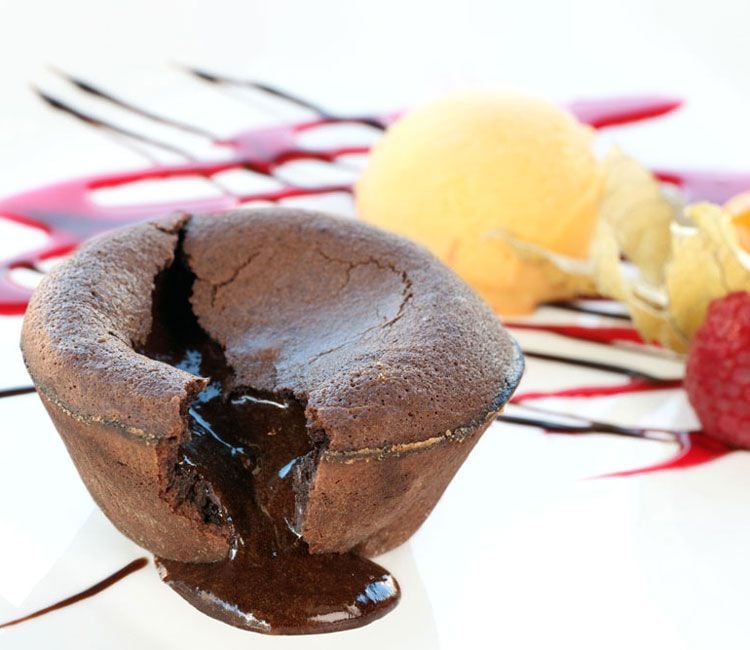 'Coulant' de chocolate con helado de mango