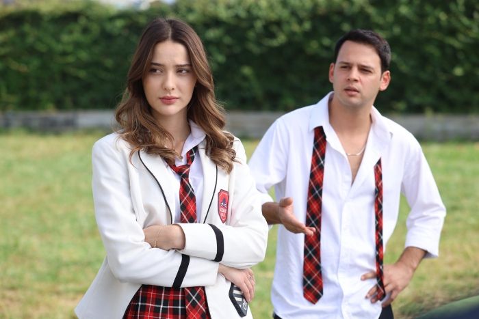 'Hermanos': Oğulcan ve como todos a su alrededor hacen planes de pareja menos él al que no hacen caso ni Lydia ni Elif