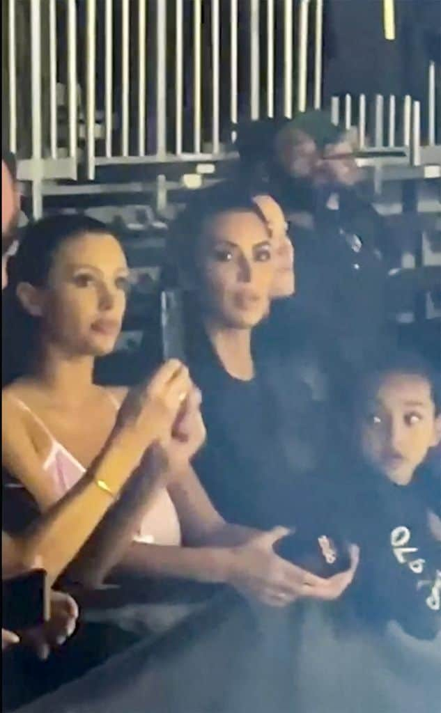 
Kim Kardashian junto a la esposa de Kanye West, Bianca Censori, en la fiesta de escucha de Ye.