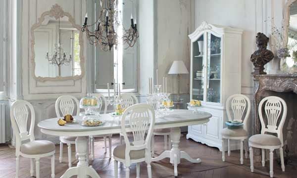 El blanco se apodera del marco y de las piezas esenciales, logrando una gran ligereza visual, a pesar del gran número de elementos existentes. De Maisons du Monde.
