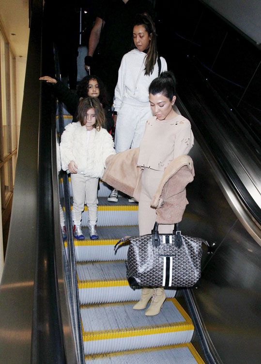 kourtney kardashian bolso aeropuerto