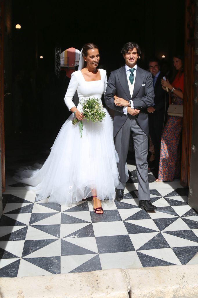 Los novios saliendo de la parroquia después de su 'sí, quiero'