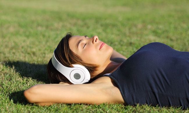 Mujer escuchando música