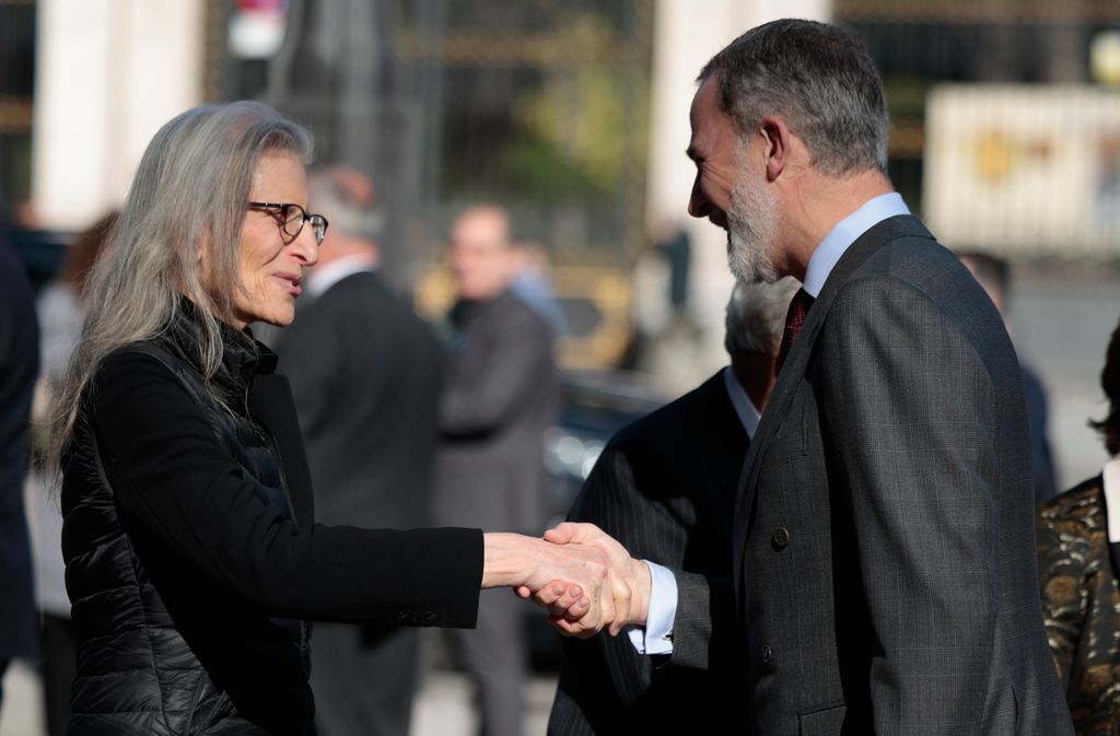 Los Reyes ven sus fotos de Annie Leibovitz en el Banco de España