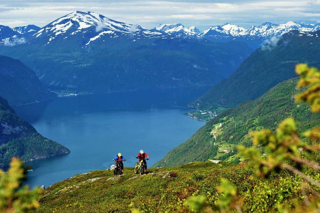 a_Geirangerfjord  Biking in Fjor