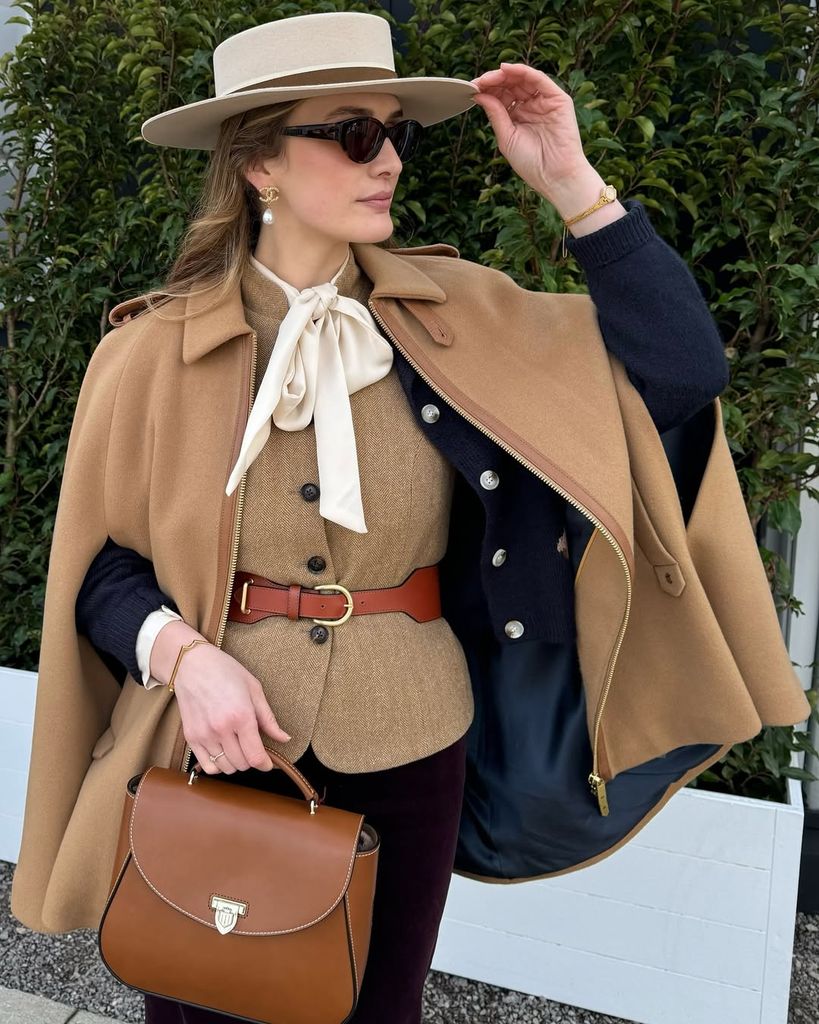 Look de invitada en el Cheltenham 2025