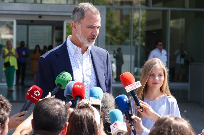 El rey Felipe y la infanta Sofía tras visitar a don Juan Carlos: