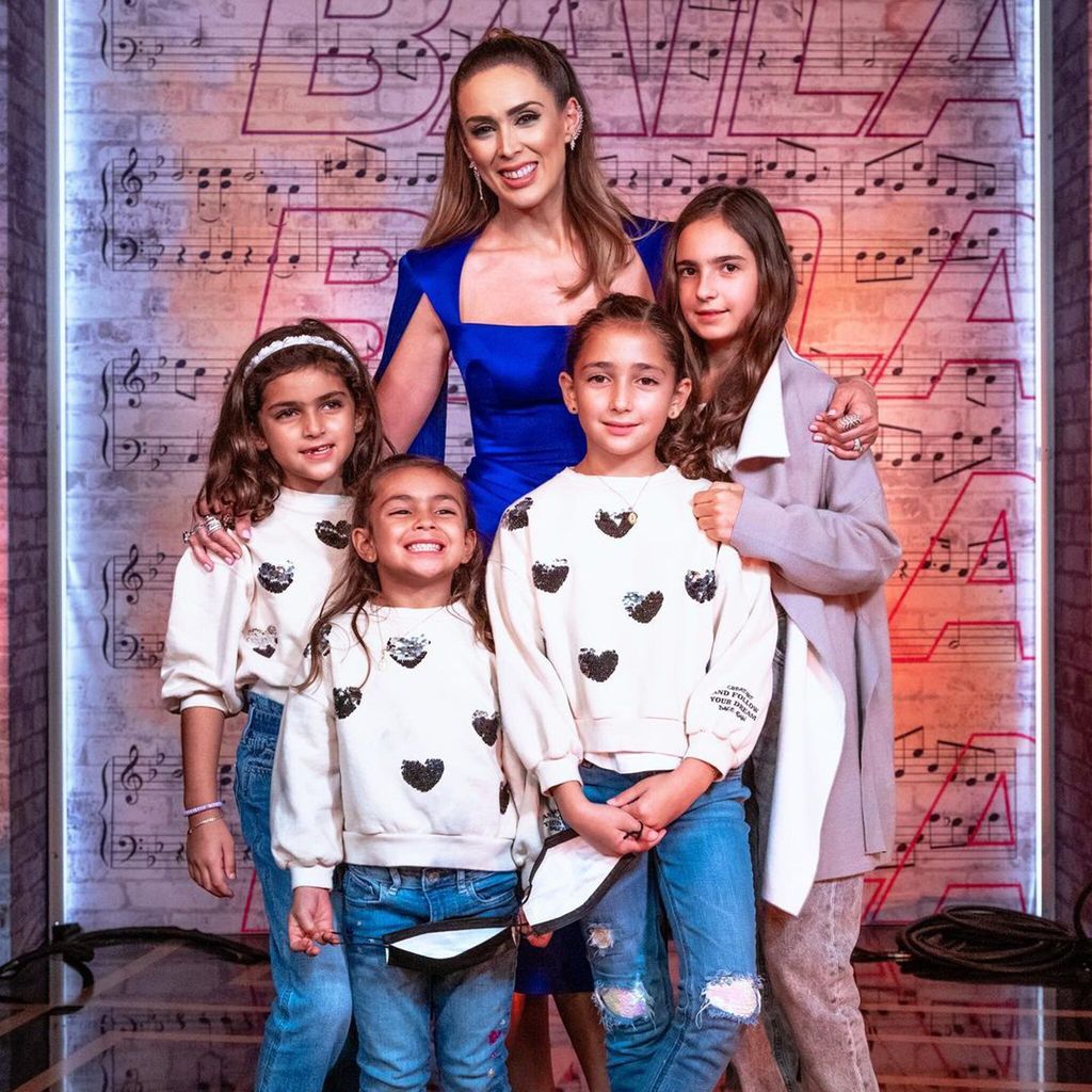 Jacky Bracamontes y sus hijas