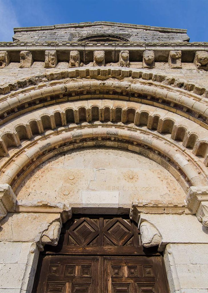 Arcos y entrada de la Iglesia de Santa María