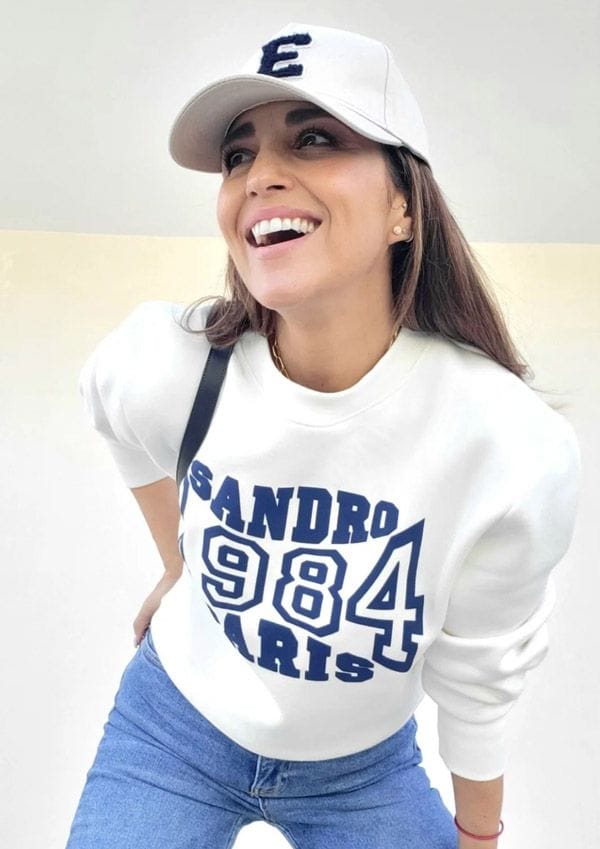 Paula Echevarría con sudadera blanca y azul de Sandro