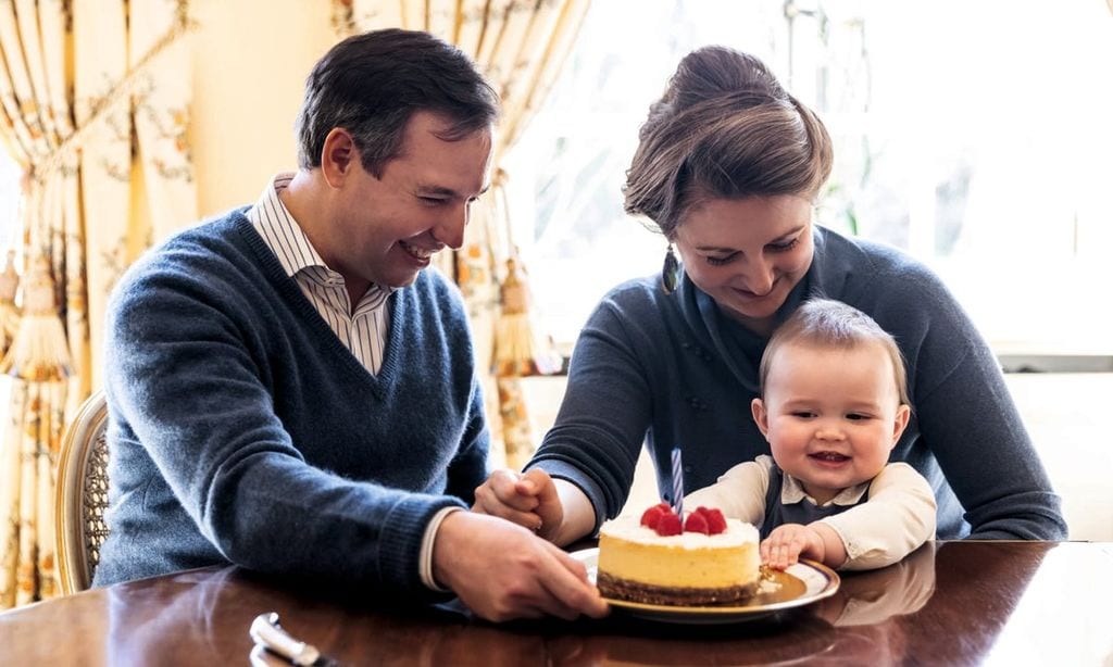 Hola 4007 Príncipe Charles de Luxemburgo con sus padres