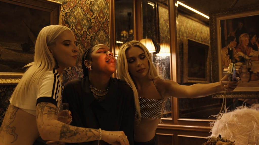 Yung Miko, Tokisha y Bad Gyal grabando para el videoclip de 'Chulo, Pt. 2' en Barcelona