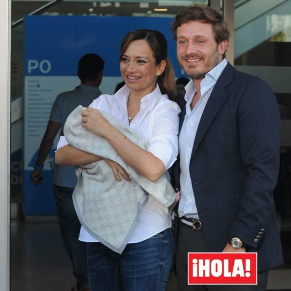 Sonia González y Juan Peña ya están en casa con su bebé. Los felices papás abandonaron ayer el hospital de la Moraleja de Madrid con el pequeño Tristán que nacía el martes 8 de septiembre
