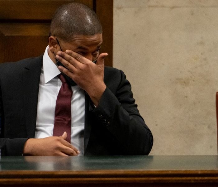 Jussie Smollet llora en su juicio 