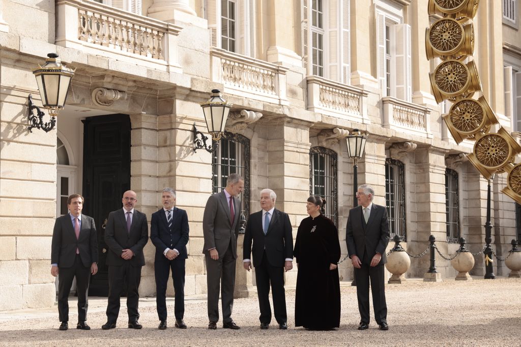 El rey Felipe llega en la inauguración de la exposición Flambotant: Joana Vasconcelos en el Palacio de Liria