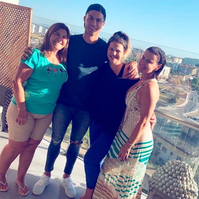 Cristiano Ronaldo con su madre y hermanas