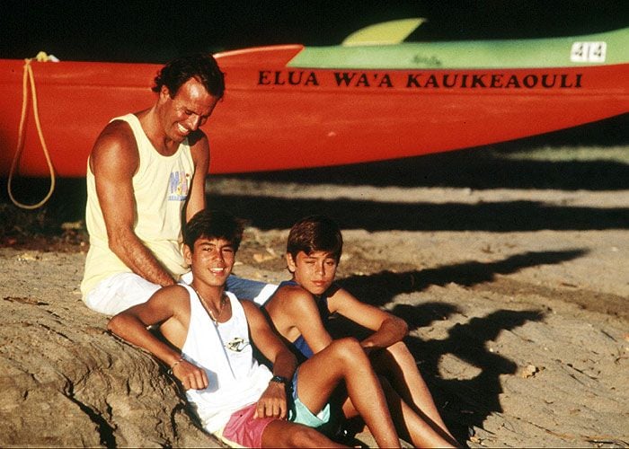 Julio Iglesias con sus hijos Enrique y Julio 