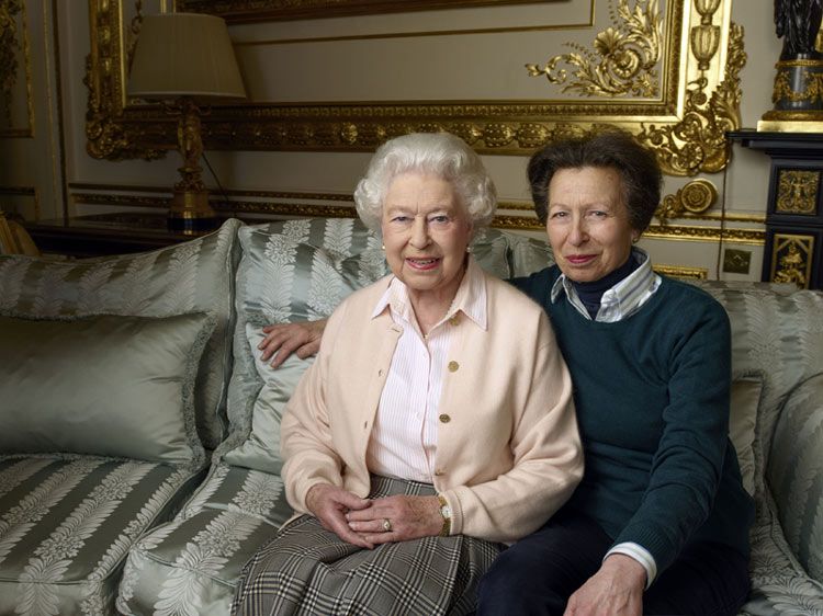 Isabel II junto a su hija Ana de Inglaterra en el Salón Blanco del Castillo Windsor
