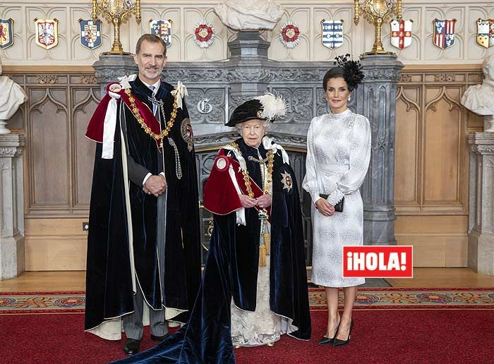 Isabel II impone al rey Felipe la distinción de la Nobilísima Orden de la Jarretera 