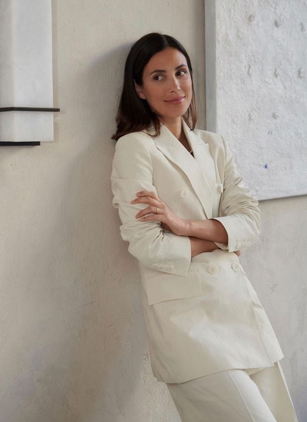 Sassa de Osma estrena el nuevo traje de lino de Massimo Dutti Studio