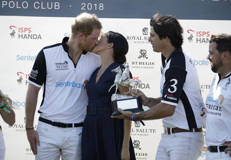 El príncipe Harry recibe un beso de Meghan Markle tras ganar un partido de polo