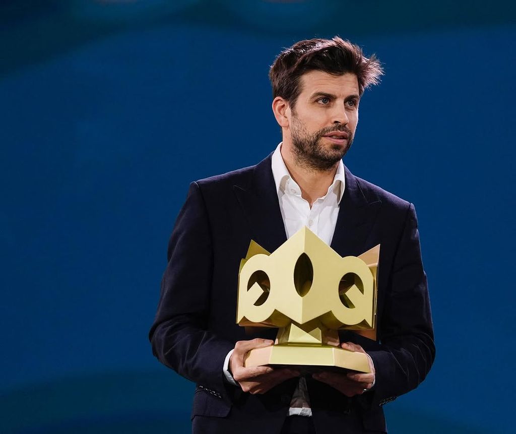 Gerard Piqué con el premio Corona de Oro de la Kings y Queens league 