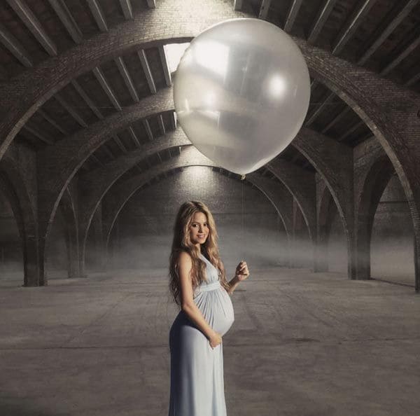 Shakira en una romántica instantánea en la que la cantante aparece con un enorme globo, un regalo que gusta a todos los niños con motivo de la baby shower de su segundo hijo 