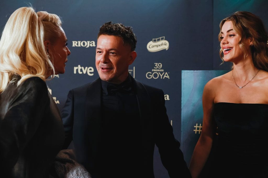 Alejandro Sanz y Candela Márquez saludan a Belén Rueda