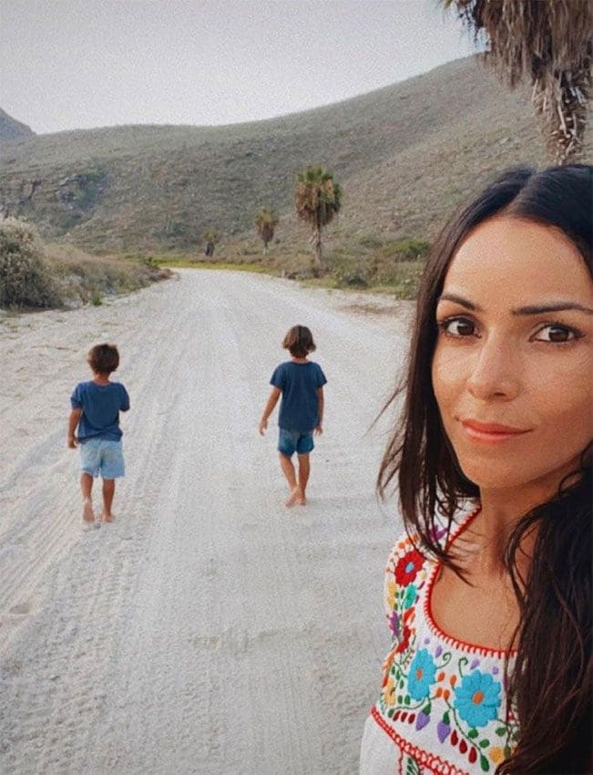 Raquel del Rosario con sus dos hijos, Leo y Mael