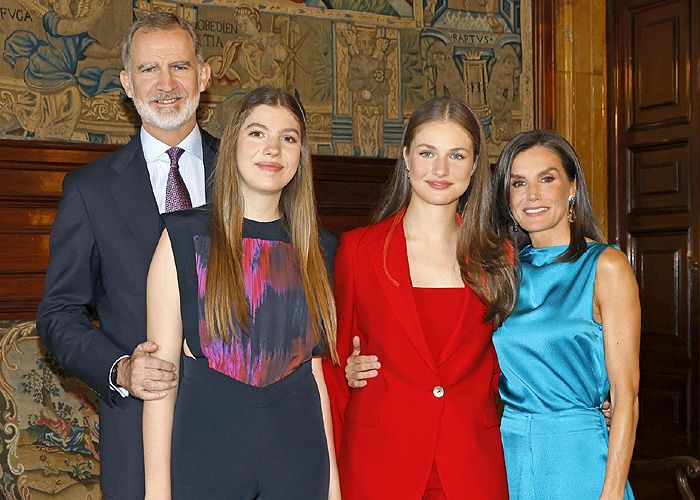 Felicitación de Navidad 2024 de los Reyes y sus hijas 