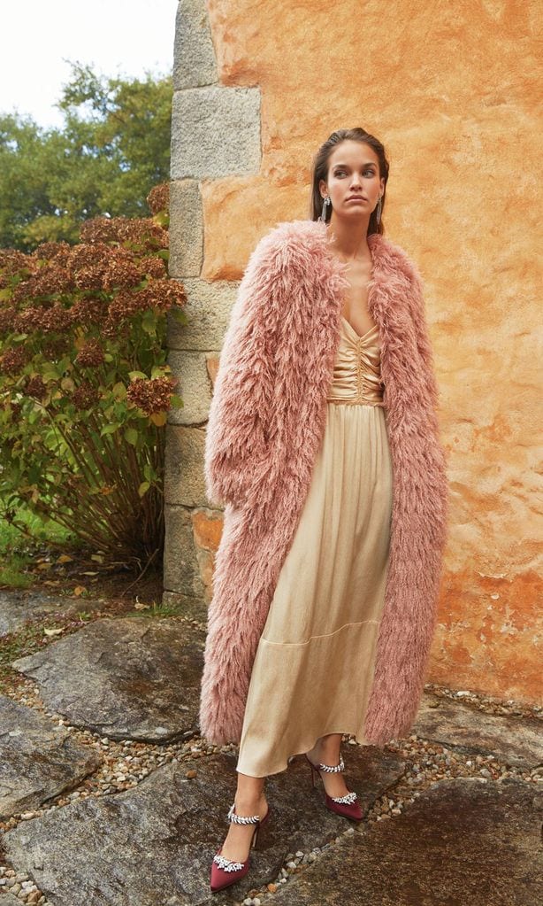 Gara Arias FASHION122Del nude al fucsia, pasando por el rosa pastel. Estas tres tonalidades llenan de romanticismo este look, formado por: vestido de seda, de Masscob; abrigo de pelo