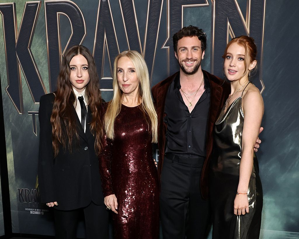 Aaron Taylor-Johnson con su mujer Sam y sus hijas mayores Angelica Jopling, de 27 años, y Jessie Phoenix, de 18, en estreno de 'Kraven, el cazador' en Nueva York