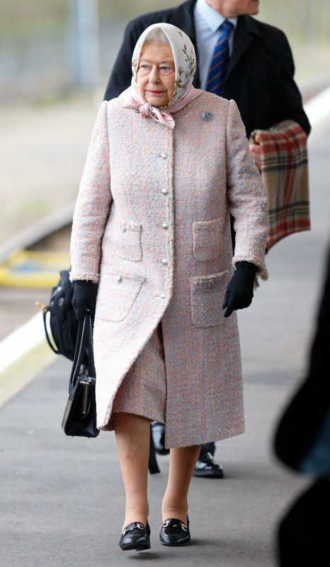 La Reina de Inglaterra rechazó el transporte real y viajo hasta Norfolk, en donde se encuentra la residencia de Sandringham y la Familia Real pasa tradicionalmente las Navidades, en tren. Lo hizo solo un día después de que celebrara el tradicional almuerzo navideño en el Palacio de Buckingham
