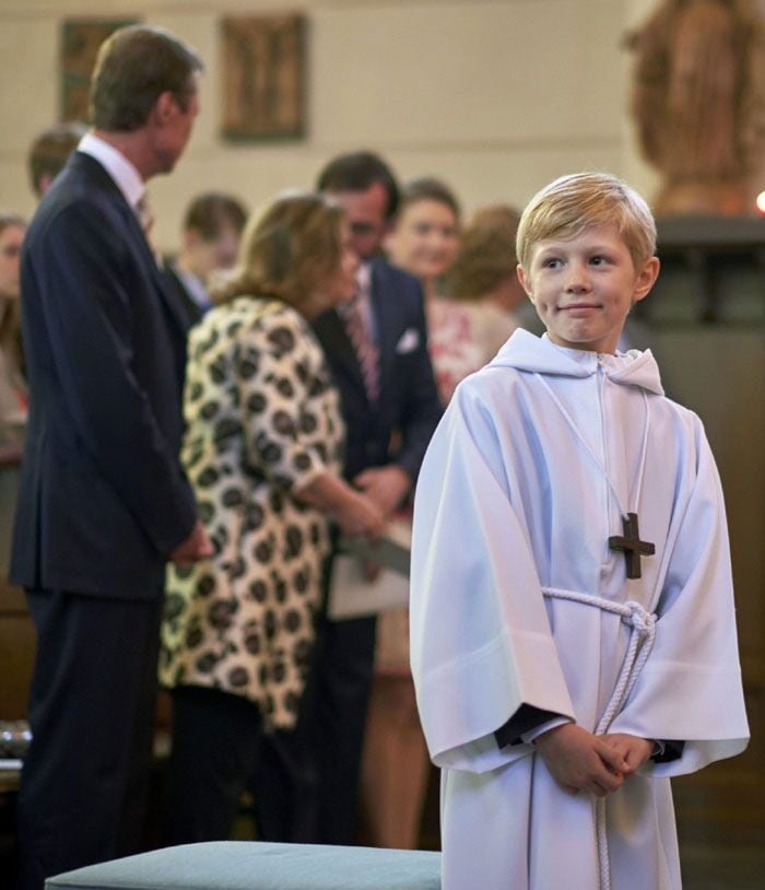 Noah de Luxemburgo lució para la ceremonia religiosa una túnica blanca y una gran cruz de madera sobre el pecho
