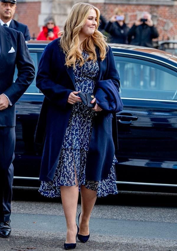 amalia de holanda con vestido de flores