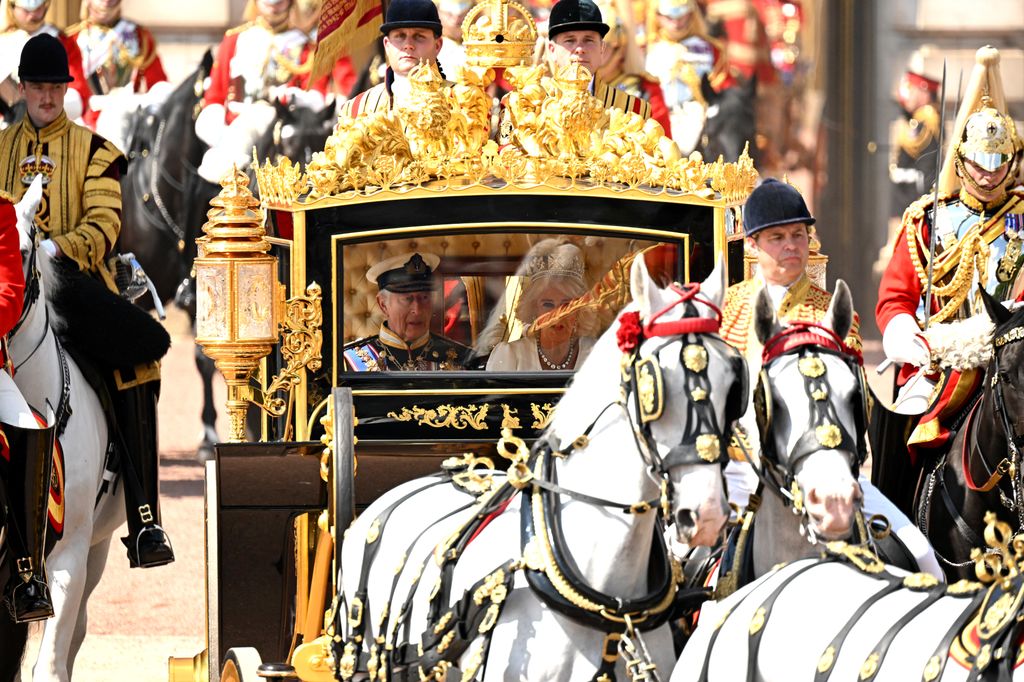 El rey Carlos III y la reina Camilla de camino al Palacio de Westminster.