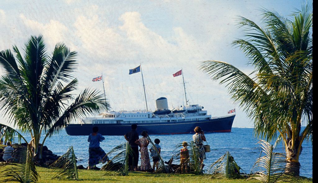 Imagen del yate real Britannia bordeando la costa de Samoa en febrero de 1977