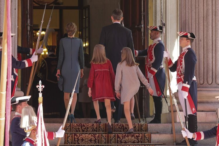 Los Reyes y sus hijas han accedido al interior del Congreso de los Diputados por la Puerta de los Leones
