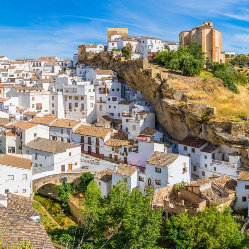 Panorámica del pueblo gaditano de Setenil de las Bodegas desde uno de sus miradores.