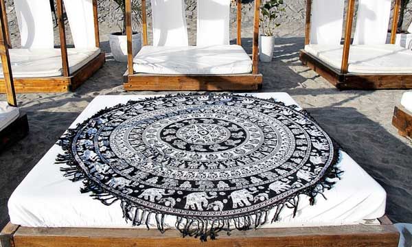 Pon un mandala en tu vida y en tu piscina. Estas toallas redondas XXL, confeccionadas a mano, darán una nota boho chic a tu exterior, llenándolo de buenas energías. Disponibles en distintos colores, cada tonalidad transmite una sensación: confianza, calma, pasión… En TooTats (tootats.com).
