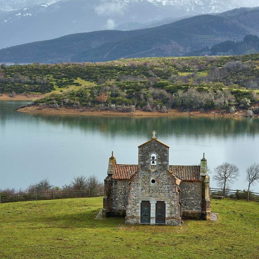 ermita de nuestra senora del rosario junto a riano