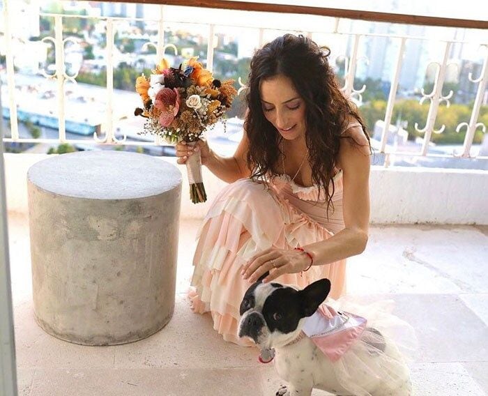Marimar Vega con su mascota en su boda 