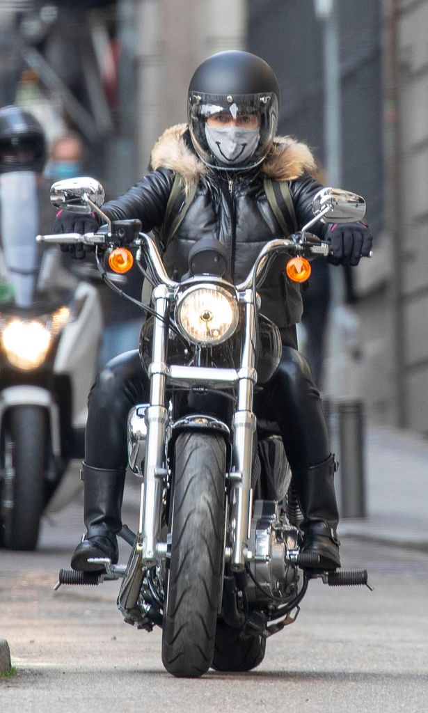 Genoveva Casanova queda a comer con un amigo con su Harley y look motero