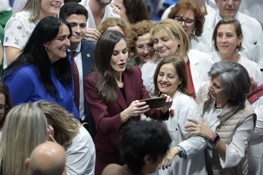 La reina Letizia se hace un selfie con trabajadores del hospital de Parapléjicos de Toledo 