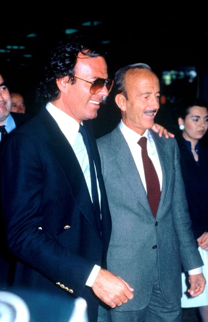 Julio Iglesias con su padre, en un gala de premios en Madrid (1984)
 
