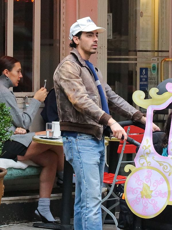 Joe Jonas paseando a sus hijas 