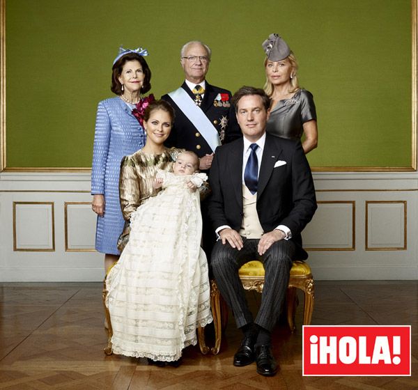 El príncipe Nicolás posa plácidamente y sin rastro de puchero junto a sus padres y sus abuelos, los reyes Carlos Gustavo y Silvia de Suecia y Eva Maria Walter
